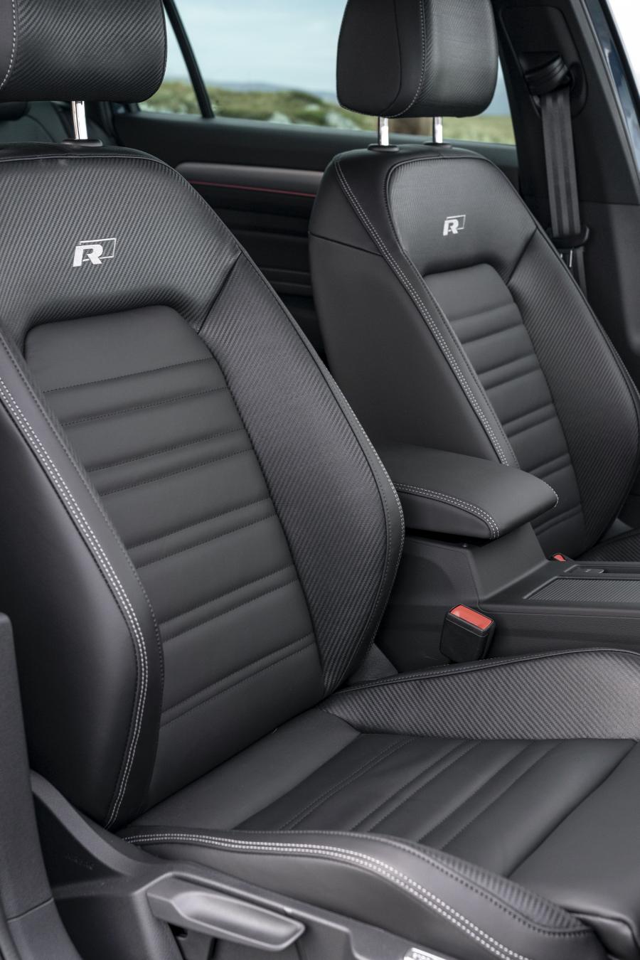 Интерьер Volkswagen Passat R-Line Estate (B8) 2019 года  (UK) (фото 7 из 25)